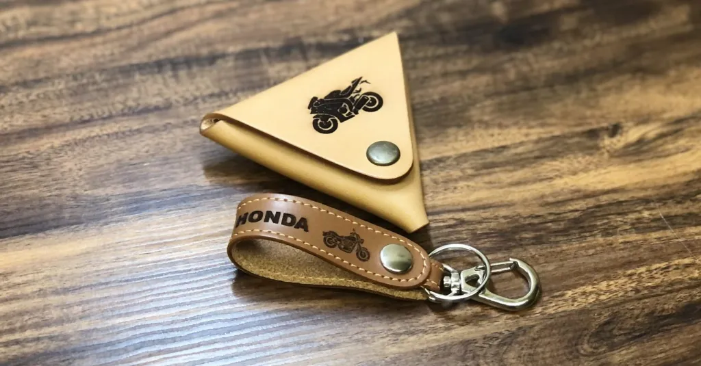 皮革製品へのバイク図案のレーザー彫刻